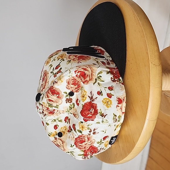Essential floral cap - Picture 5 of 7